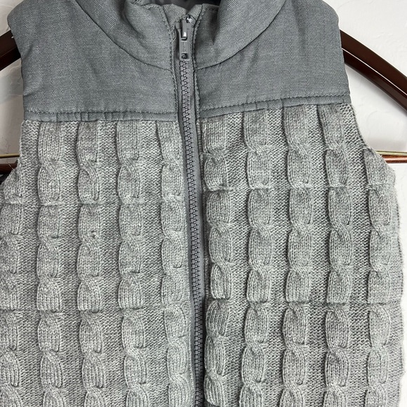 H&M Vest Size 12-18M sweater puff look - Picture 2 of 4
